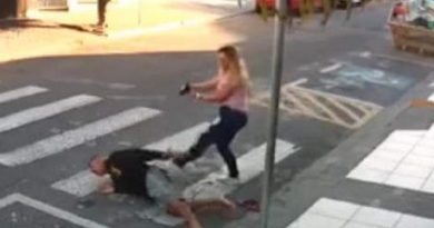 Μητέρα εξουδετερώνει ληστή που απειλεί παιδιά έξω από σχολείο – Προσοχή σκληρές εικόνες (video) Μητέρα εξουδετερώνει ληστή που απειλεί παιδιά έξω από σχολείο – Προσοχή σκληρές εικόνες (video)