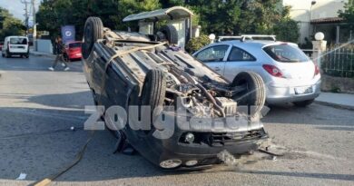 Αυτοκίνητο αναποδογύρισε στη Λ. Μαραθώνος – Στο νοσοκομείο ο οδηγός