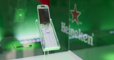 Η Heineken® παρουσιάζει το Boring Phone. Ένα μοναδικό κινητό που σε βοηθά να αποσυνδεθείς!